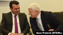 Премиерот Зоран Заев со неговиот црногорски колега Душко Марковиќ 