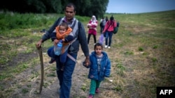 گروهی از مهاجرین سوریه که با طفال از مسیر صربستان در تلاش رسیدن به اروپا اند 