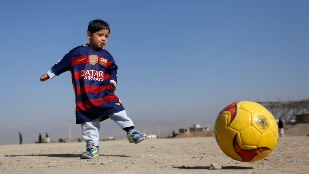 He is playing football. Муртаза Месси. Муртаза Ахмади. Муртаза Ахмади и Лионель Месси. Давид Ахмади.