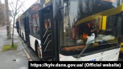 Водій попросив пасажирів залишити салон тролейбуса і самостійно загасив вогонь, кажуть у ДСНС