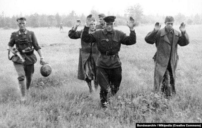 Советские солдаты сдаются в плен, июнь 1941 года