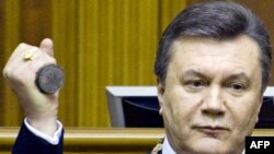 Віктор Янукович з печаткою Президента після складення ним присяги у Верховній Раді України. Київ, 25 лютого 2010 року