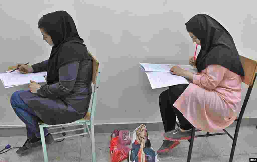 آوردن هرگونه وسایل متفرقه به جلسه کنکور ممنوع نیست! عکس از ایرنا 
