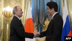 Russian President Vladimir Putin (left) meets with Japanese Prime Minister Shinzo Abe in Moscow on April 29.