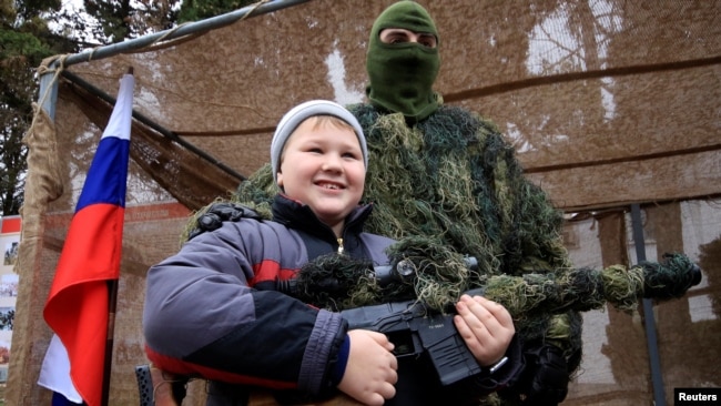 Діти під час святкування російського «Дня морської піхоти» в Севастополі, 27 листопада 2016 року