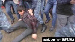Ереван. Полиция задерживает одного из манифестантов, 21 апреля 2018 