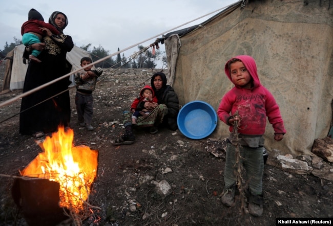 Беженцы из других провинций Сирии в окрестностях Идлиба. 6 февраля 2020 года