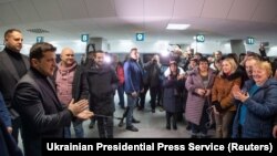 Президент Украины Владимир Зеленский во время встречи освобожденных в аэропорту Борисполь в Киеве