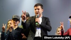 Volodymyr Zelenskiy konsert verir, arxiv fotosu