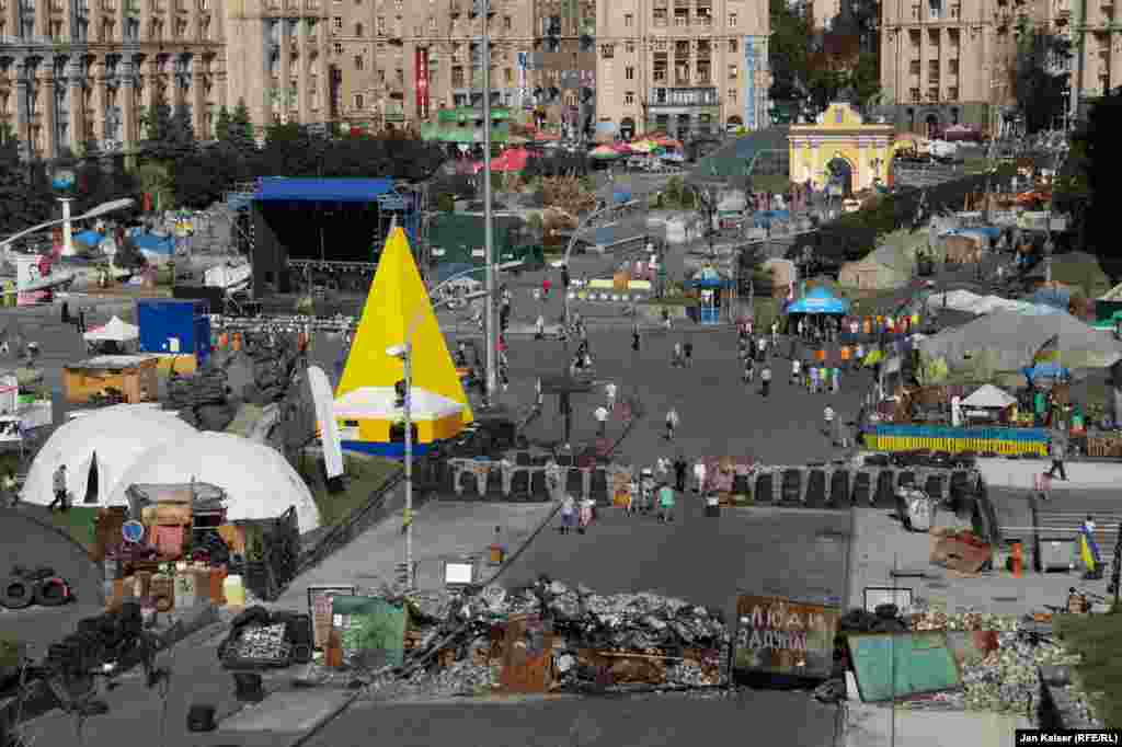 Remaining tents and barricades on Independence Square