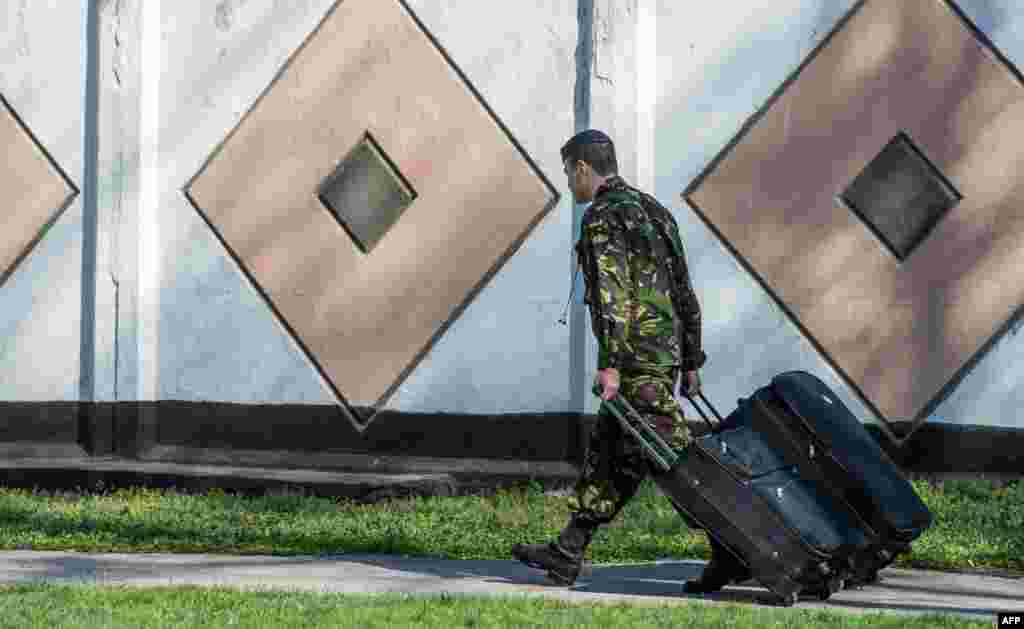 Українські морські піхотинці залишають військову базу в Феодосії та направляються до адмінкордону між Кримом і материковою Україною. Їхню базу захопили вранці російські військові, 24 березня 2014 року