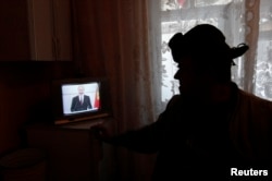 Россиянин смотрит выступление Путина. Россия, 2013 год