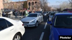 Armenia - Right-hand drive cars block a street in Yerevan during a protest held by their owners, 7Jan2018.