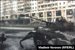 Сгоревший БМП-2 в Грозном, конец 1994 г.