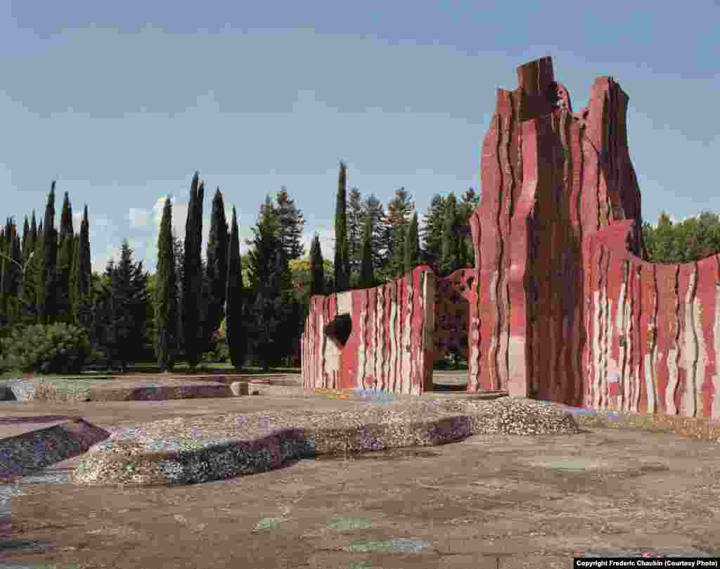 Sculptor Zurab Tsereteli designed the colored ceramic pool of the children&#39;s health resort in Adler, Sochi, Russia, dating from 1973