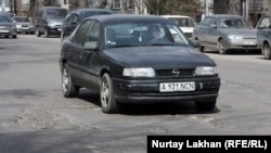 Автомобили на одной из улиц Алматы. 15 марта 2013 года.