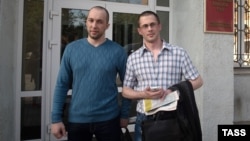 Алексей Никитин (слева) и Вадим Ковтун около здания Приморского краевого суда, в котором они были освобождены из-под стражи