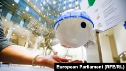 EU česta meta tvrdnji negativne prkremljske propagande, navode u timu EUvsDisinfo. Na slici, dezinfekcija u zgradi Evropskog parlamenta u Briselu.