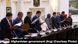 کمیشنران جدید کمیسیون‌های انتخاباتی حین مراسم تحلیف در ارگ ریاست جمهوری افغانستان ۴ مارچ ۲۰۱۹