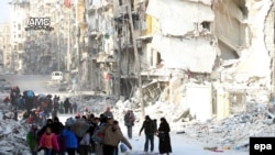 Мирные жители покидают разрушенные районы Алеппо