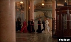 کوستا گاوراس کارگردان یونانی در سال ۲۰۰۲ با الهام از نمایشنامه «پاپ اعظم»، فیلم «آمین.» را ساخت که در آن پیوس دوازدهم به عنوان یک «پاپ ضعیف» به تصویر کشیده شده است.