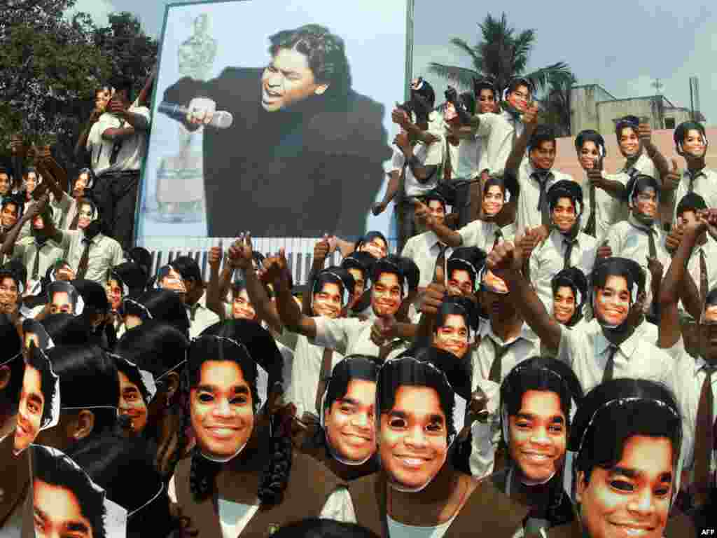 Indija - Još jedno slavlje - U Chennaiu studenti i obožavatelji su na poseban način slavili svog dvostrukog oskarovca, kompozitora A.R. Rahmana, noseći maske sa njegovim likom.