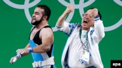 Ниджат Рахимов и тренер казахстанской сборной по тяжелой атлетике Алексей Ни. Рио, август 2016 года.