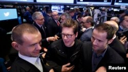 Основатели Twitter'а Джек Дорси (слева), Биз Стоун и Эван Уильямс (справа) на Нью-Йоркской фондовой бирже, 7 ноября 2013 года. 