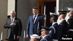  Robert Gates și Anatoli Serdiukov la Pentagon