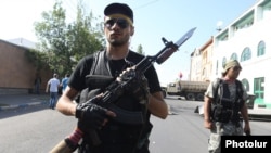 Члены вооруженной группы «Сасна црер» на захваченной ими территории полка ППС, Ереван, 23 июля 2016 г.
