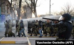 Полиция наразылық шеруін таратып жатыр. Бішкек, 2 наурыз 2020 жыл.