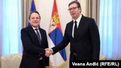 Српскиот претседател Александар Вучиќ со еврокомеасарот за проширување на ЕУ, Оливер Вархеји