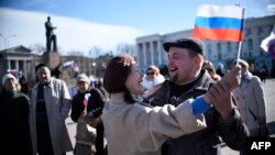 Ukraine -- People celebrate the results of a referendum of independence in central Simferopol, March 17, 2014