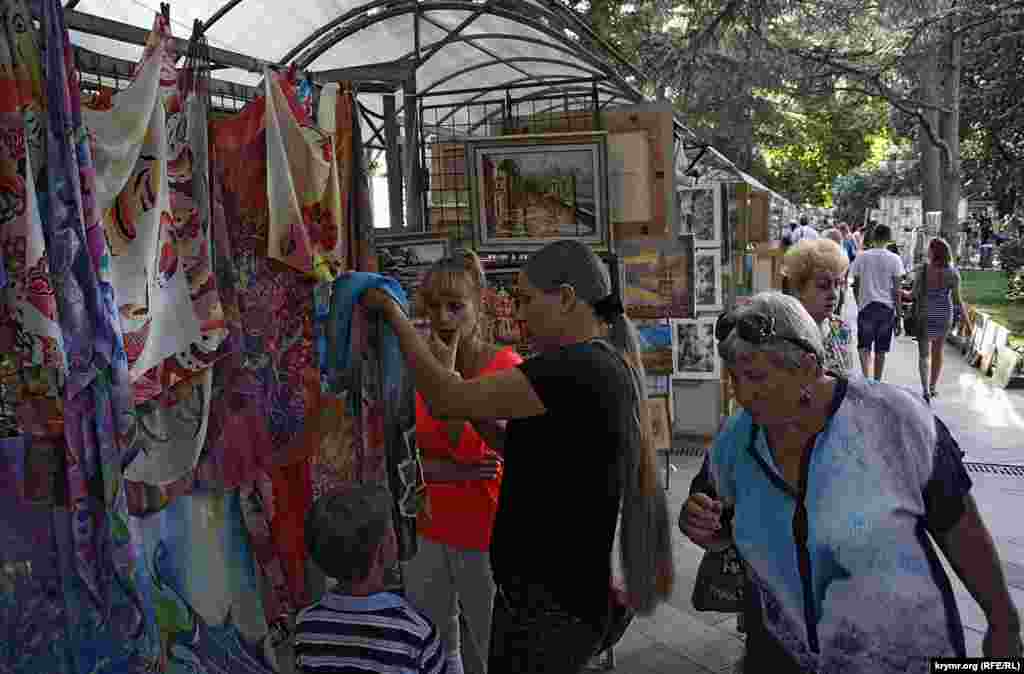 Это знаменитый рынок художников на Пушкинской. Здесь круглый год местные и приезжие художники продают картины. Ну, и заодно, все красивое, что делается руками &ndash; керамику, набивные ткани, украшения из дерева, литье, ковку &nbsp;- в общем, все