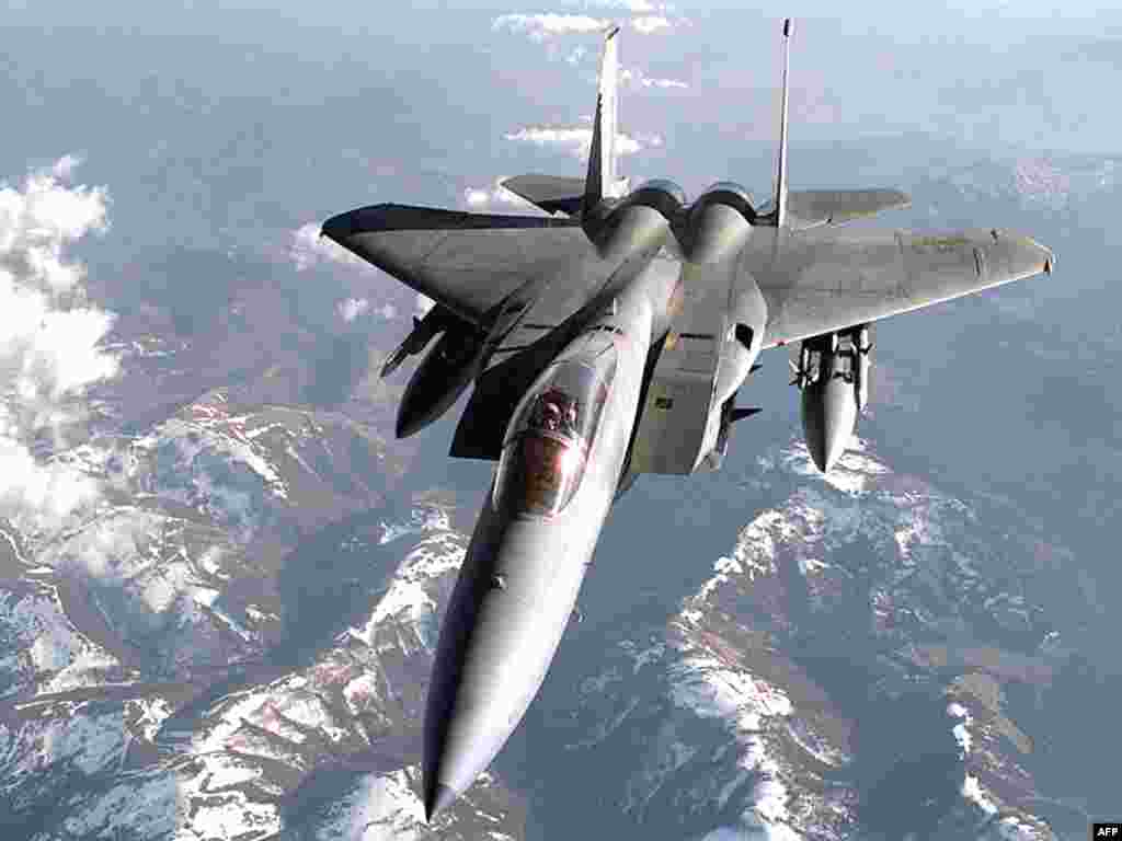  A US F-15C...