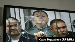 Группа фигурантов "Хоргосского дела", по которому по обвинению в коррупции была осуждена большая группа офицеров спецслужб. Алматы, 12 апреля 2014 года.
