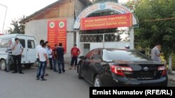 Избирательный участок №5266 в Кара-Суу, где произошел конфликт между представителями партий.
