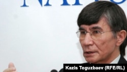 Оппозиционный политик Жасарал Куанышалин заявляет на пресс-конференции о своем намерении участвовать в президентских выборах. Алматы, 3 ноября 2010 года.