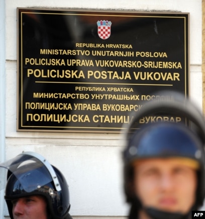 Specijalna policija čuva tablu na dva pisma u Vukovaru