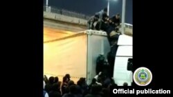 ошкентда кўприкка осилиб қолган одамни қутқариш пайти. 28 февраль, 2019 йил. Тошкент ИИББ сайтидан олинган сурат.