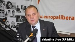 Vasile Bumacov în studioul Europei Libere de la Chișinău