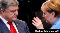 Порошенко і Меркель на саміті НАТО 11 липня