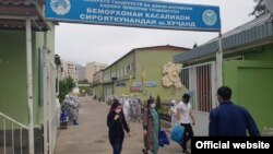 Tajik authorities insist that state-owned medical facilities, such as this one in Khujand, offer "completely free" treatment for COVID-19. Patients say they quickly learned the truth.