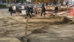 Укладка плитки на тротуаре на площади Ушакова