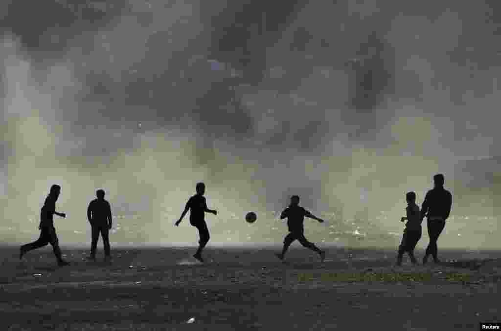 Аўганскія хлопчыкі гуляюць у футбол у Кабуле.