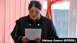 Судья Гульнар Сагынбекова зачитывает решение суда. Алматы, 11 марта 2016 года.