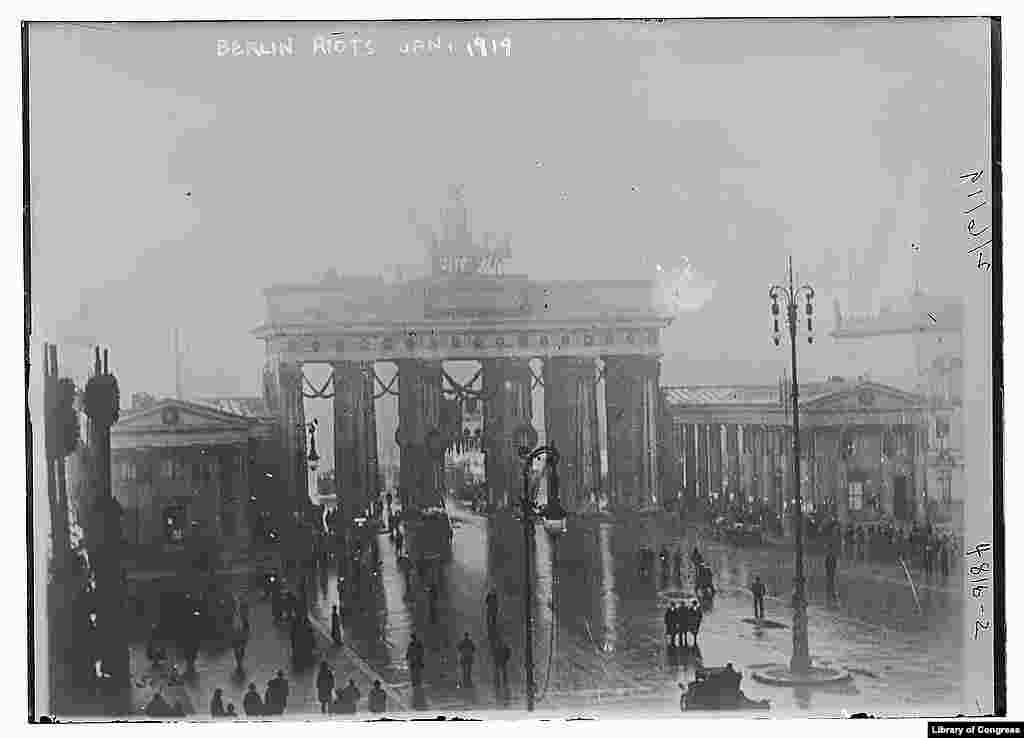 Январда Берлиндеги Бранденбург дарбазасындагы көтөрүлүш учурундагы көрүнүш. Бул күнү коммунисттердин бийликти басып алуу аракети ишке ашпай калган. 1919-жылдын январь айы.&nbsp;