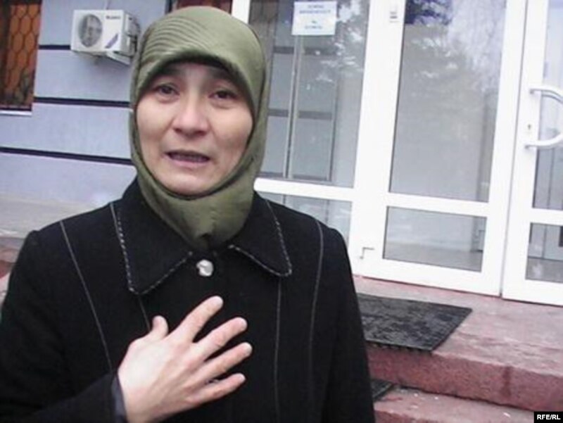 Айман Каримбаева, жена осужденного по делу о терроризме Азамата Каримбаева. Актобе, 24 ноября 2009 года.