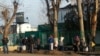 Заречный кентіндегі түрме алдында тұрған адамдар. Алматы облысы, 8 желтоқсан 2015 жыл. (Көрнекі сурет)