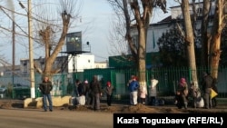 У ворот тюрьмы в посёлке Заречный, где отбывает срок оппозиционный политик Владимир Козлов. Алматинская область, 8 декабря 2015 года.
